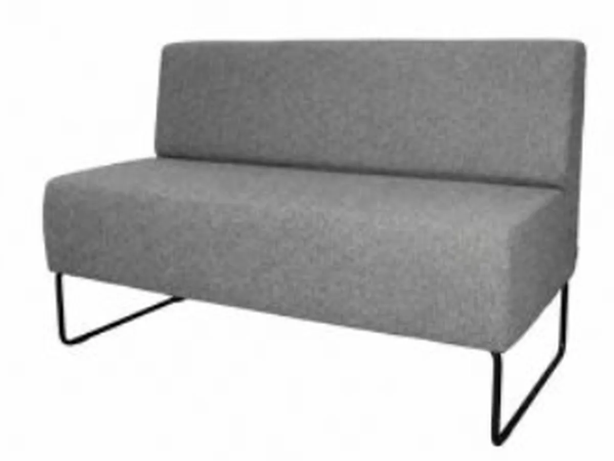 Grijs gestoffeerde loungebank voor twee personen op een zwart sledeframe