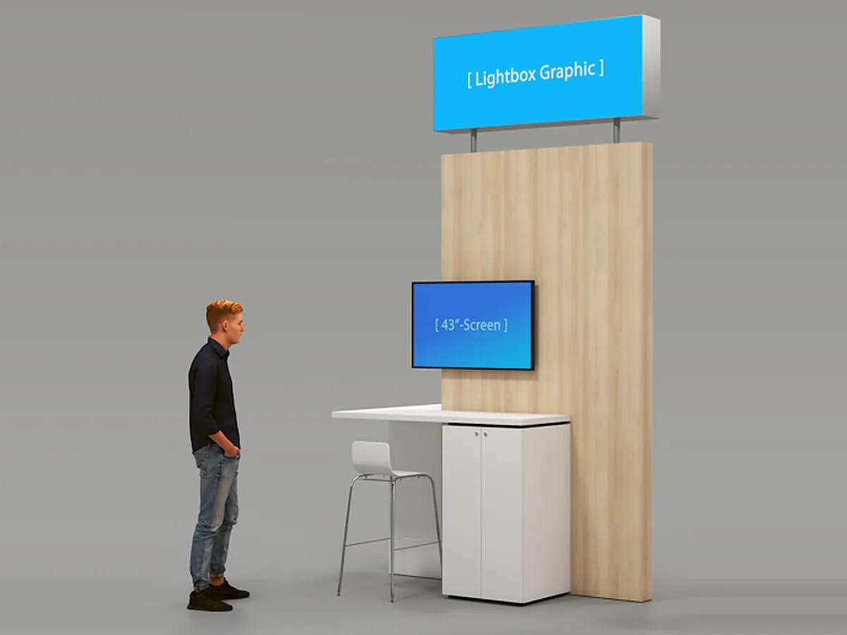 Standwand van berken met een 43 inch scherm op ooghoogte en een lightbox erboven, met een bezoeker ernaast